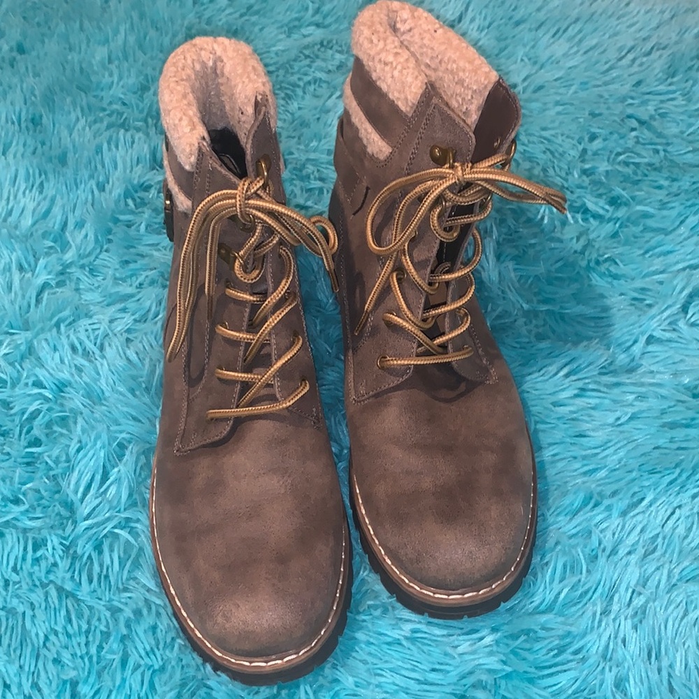 Like new Cliffs by white mountain boots